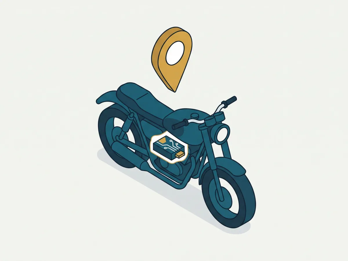 Kleiner GPS-Tracker mit Kabelbinder unter der hochgeklappten Sitzbank eines Motorrads